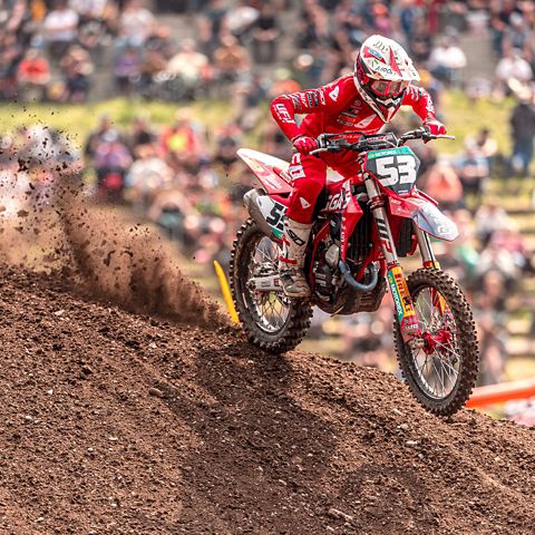 Un piloto de motocross desciende una pendiente.
